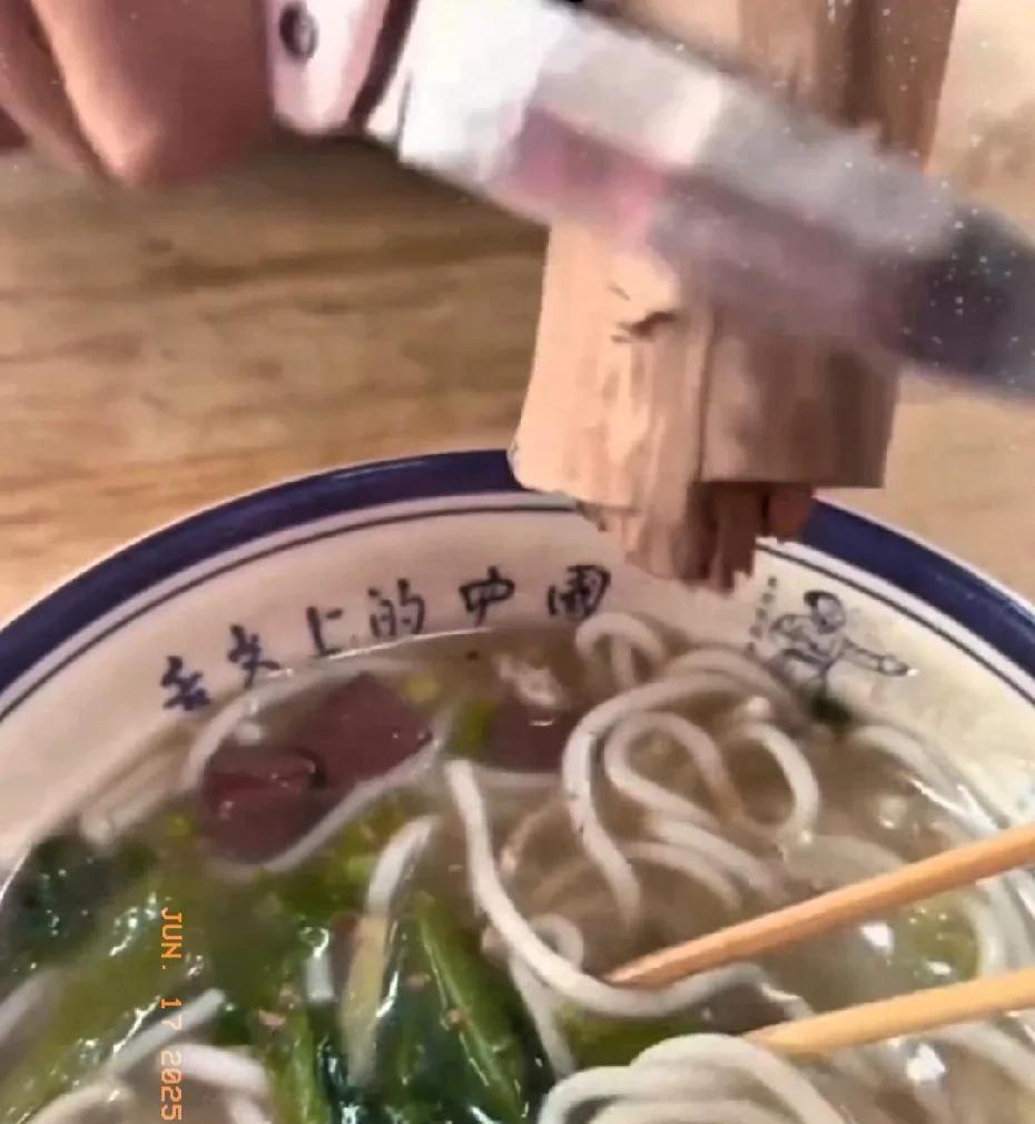 “第一次见刮木棍的吃法，云南的朋友来解释一下！”近日，一男子，到云南的小吃店里，