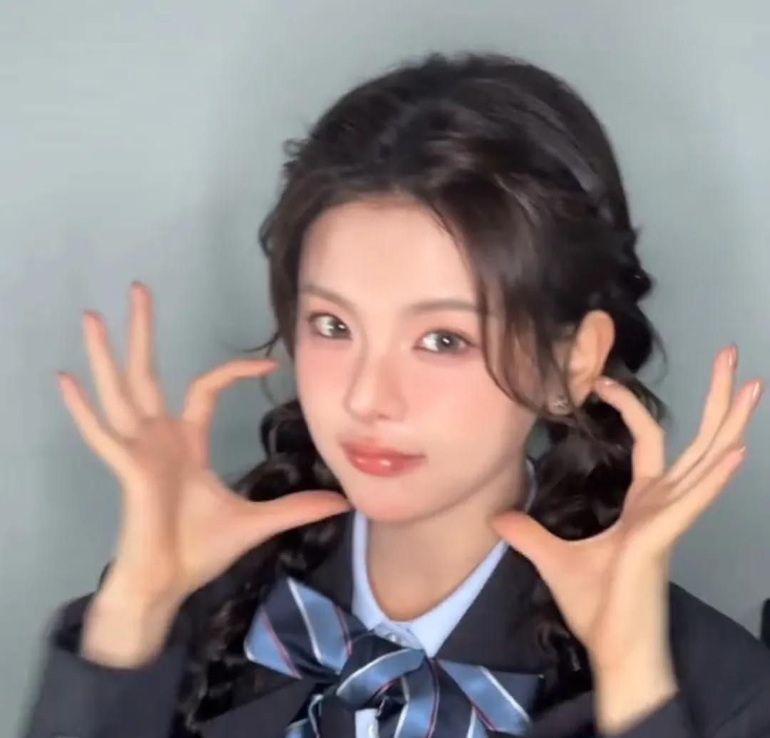 杨超越真的不浪费任何一次化妆，每次拍综艺都拍视频，如果一个女孩出身农村，父母离异