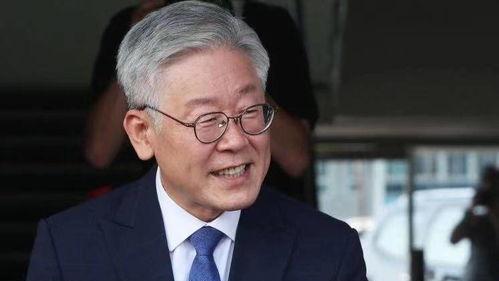 朝鲜80后真的比李在明高几个段位！
到今天，我们也看明白了，李在明是靠“演戏”上
