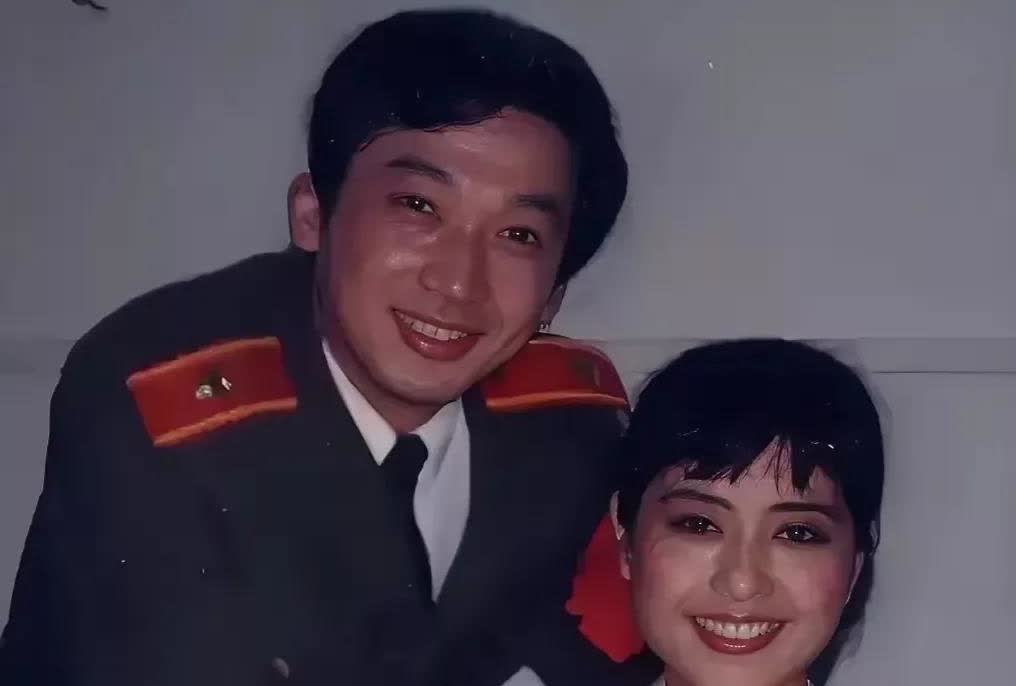 伟大的歌唱家殷秀梅与郁钧剑在一起，笑容满面，举止温柔，笑容灿烂，喜笑颜开，合影留