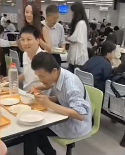 韦东奕大火后，生活带来很大困扰，好在人家本人视而不见，只顾埋头吃饭。有的同学为了