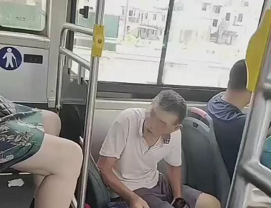 “到底是谁的错？”山西大爷坐公交车，偶然看到后排女乘客裙底露出春光，他不仅没有提