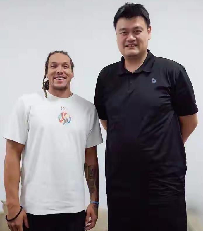 中国行～
戈登：我是姚大哥的小迷弟
库里：姚大哥给我颁奖了
布朗：姚大哥送我球鞋