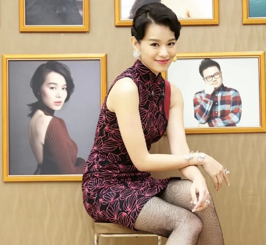 打开手机，
港姐胡杏儿的天塌了！[捂脸]

港媒爆料，她的老公“背妻揽女”