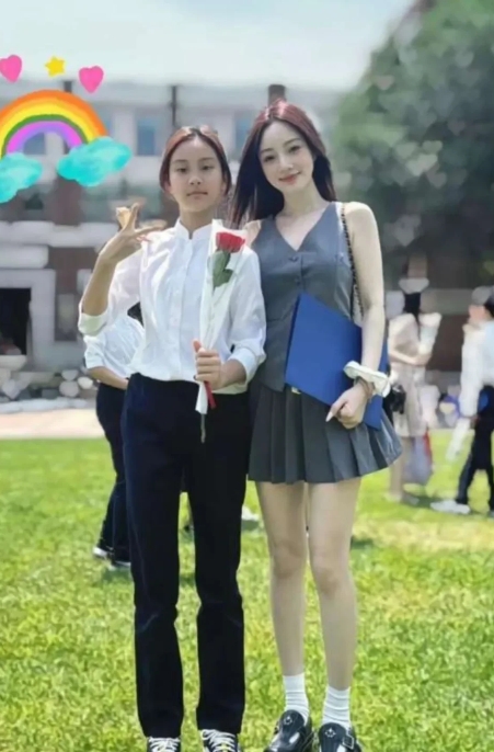 你敢相信这是母女？甜馨的脸还是很贾乃亮的，亮子的基因还是太强大了。小鹿和甜馨看上