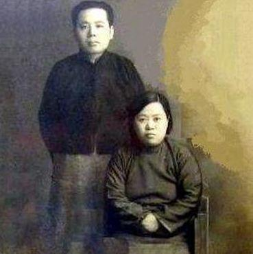 1914年，作家张恨水被迫结婚，他嫌弃妻子貌丑，却经常和妻子同房。不久后，妻子怀