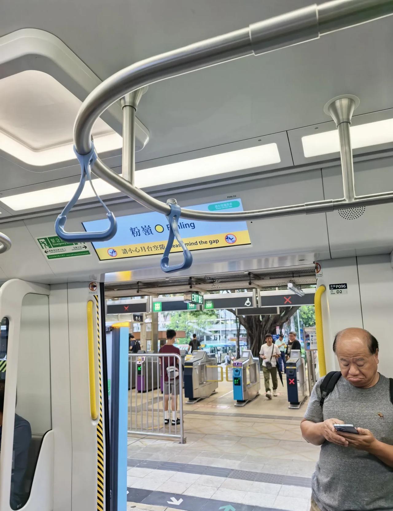 香港地铁空调比广州舒服多了，够冻[大笑]