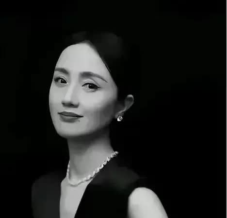 戴军曾好奇地问辛柏青：“当时班上那么多女生，为啥就看上朱媛媛了？”辛柏青倒也实在