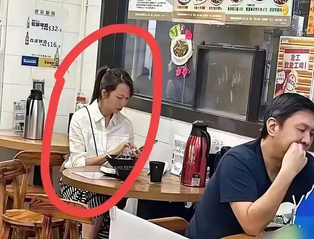大明星去到了香港就是普通人！