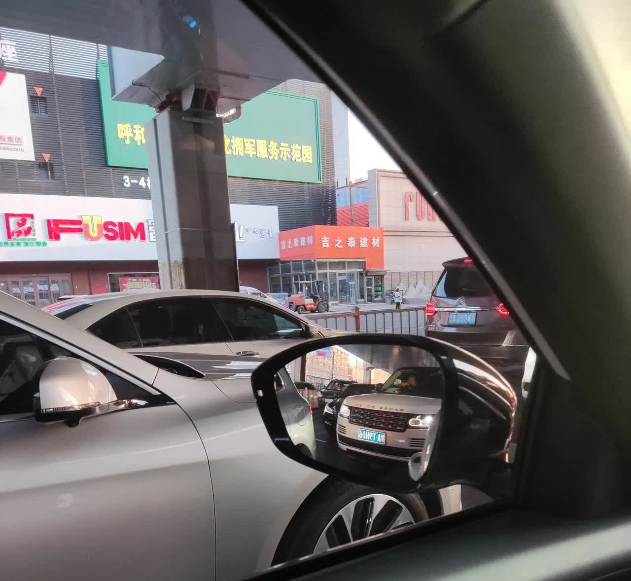 呼市开路虎揽胜的就是硬，夹塞都这么有勇气，把后面的黑车逼的动也不能动。