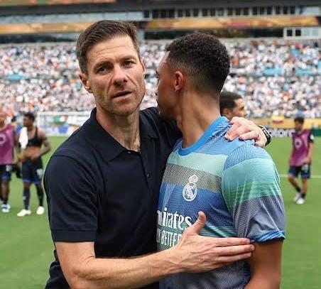 看着偶像，明白传球的艺术!
皇马新援特伦特谈到自己的主教练阿隆索说：“我在我们第