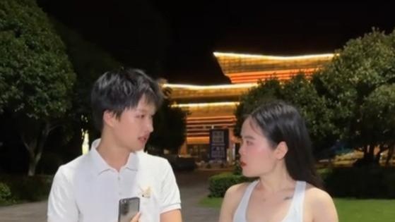 男人和女人第一次相亲太失败了，只顾看手机和吝啬根本追不到女朋友