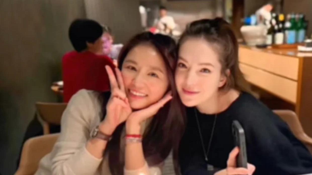 林心如庆贺50岁生日，与许玮甯开心合影，与杨谨华贴面亲吻好欢乐