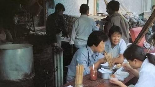 那年春节走亲戚，我在路上捡到二十元，两年不说话的邻居找上门