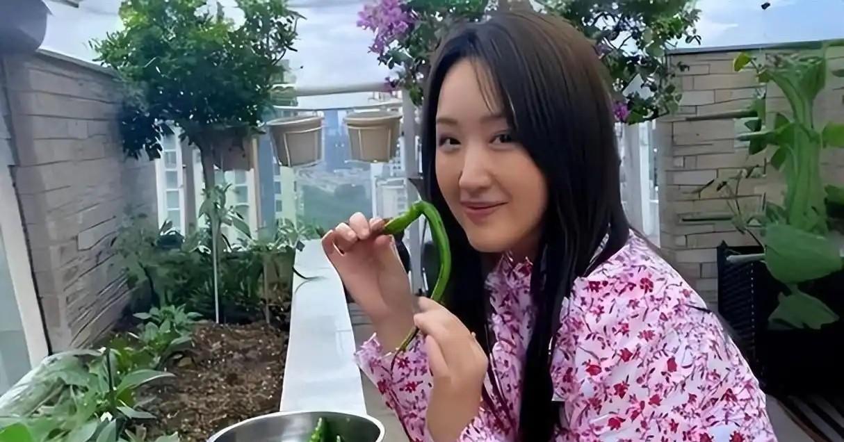 54岁的杨钰莹依然保持着少女般的容颜，众人不禁疑惑她是如何做到青春永驻的。
这位