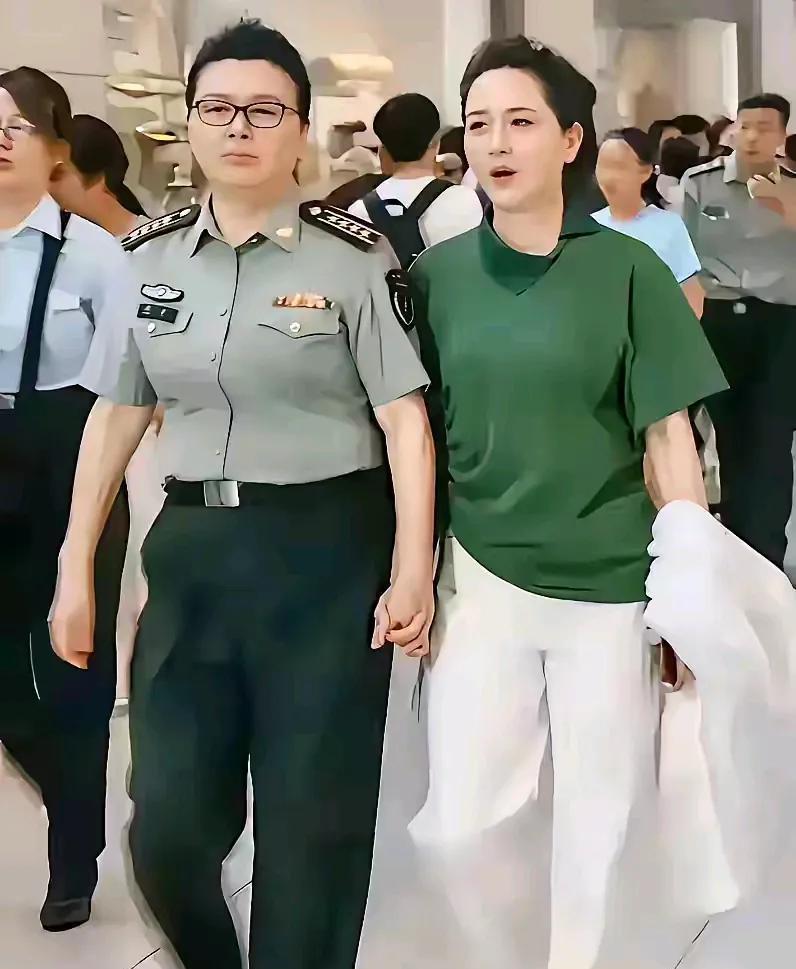 女明星陶慧敏和这位看着穿搭像是级别很大，不是很厉害？