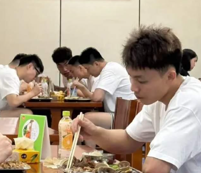 男篮集训照公布！球员吃饭伙食不错，胡明轩与曾凡博合影！
