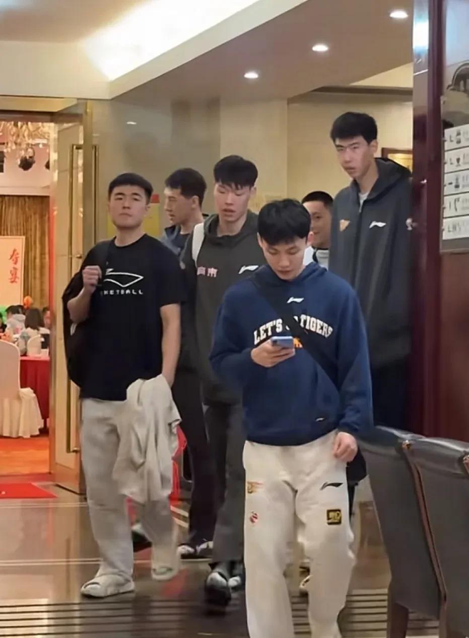 广东队明天中午飞返深圳！
广东队今晚20分大胜宁波队后，明天上午10时15分，球