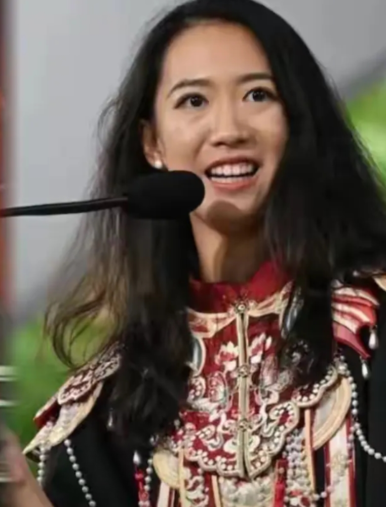 大V 九边谈哈佛演讲女子，满嘴人类大义，其实是个精致的利己主义者，这让人想起了美
