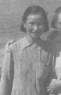 1932年，地下党钱瑛撤退时不幸被捕。她为了不暴露身份，借口肚子疼要去上厕所，趁