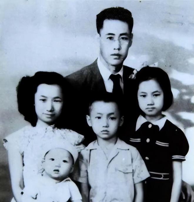 1949年，敌人当着秦鸿钧妻子的面，把他捆在老虎凳上，边往鼻子里灌辣椒水，边在脚