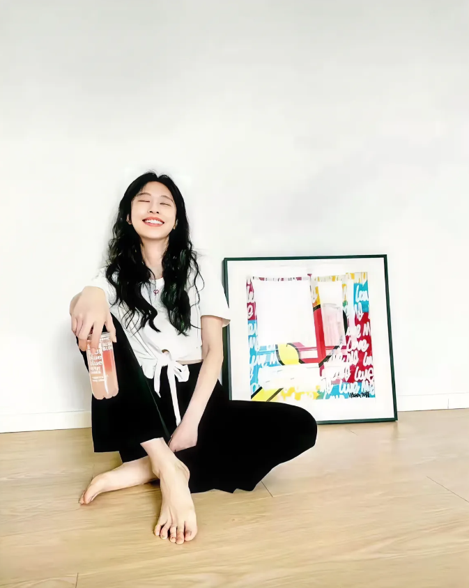 张俪，170cm，一看就是靠在墙上想好事，笑的那么灿烂！