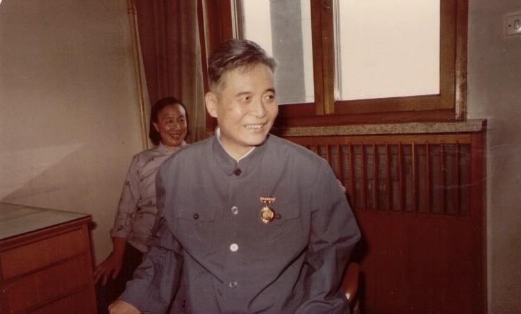 1986年7月，邓稼先浑身大出血，在离世之前，他拉着妻子的手，深情地说着，这辈子