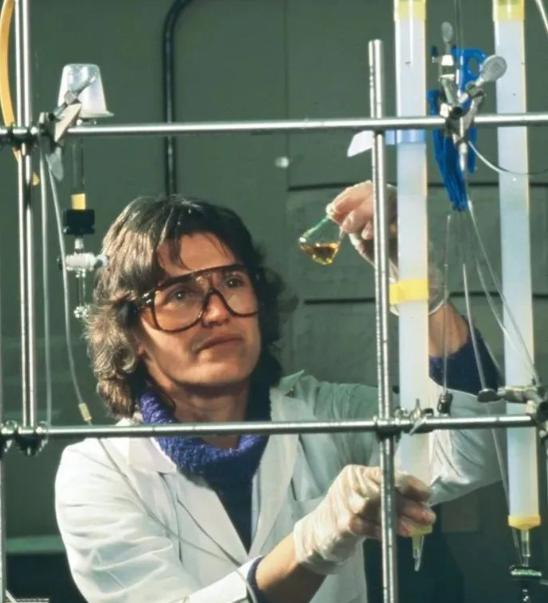 1996年，一名女性科学家，在进行一项试验时，不慎将两滴化学试剂滴在了乳胶手套上