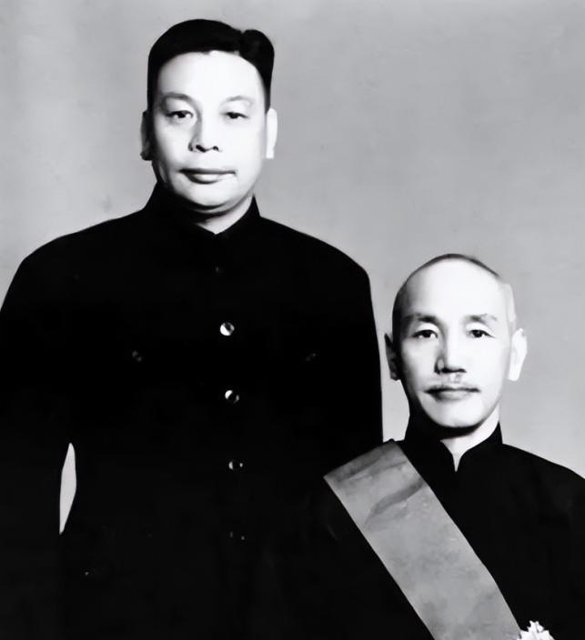 两蒋灵柩现状：台湾不想要，亲人懒得管，“台独”分子泼油漆泄愤。两蒋灵柩现状令人唏