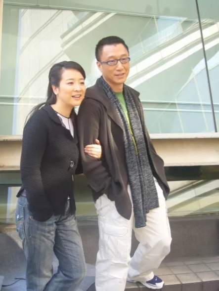当年，孙红雷和陈小艺拍摄《半路夫妻》，有一场吻戏，孙红雷对导演刘惠宁说：“你能不