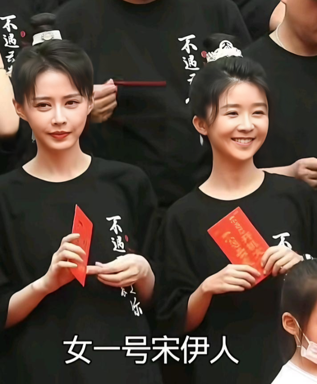 我认为整个娱乐圈都在默契的
保守一个秘密
那就是宋伊人的身份之谜！

似乎每一部