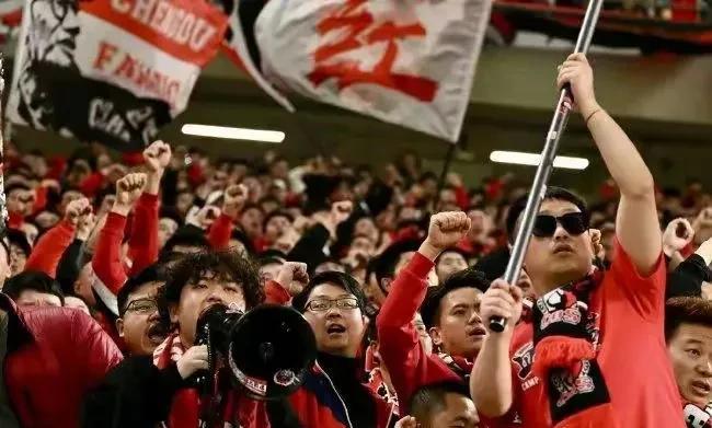 中超球市的火爆确实让人惊喜。就像国足的生死战，4.3万球迷把主场变成“魔鬼主场”