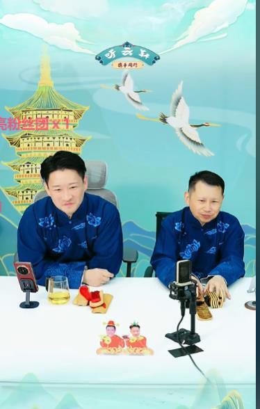 在曹云金直播间待了十分钟，我真觉得他现在真的“没活了”。
非得靠“神回复”借网友