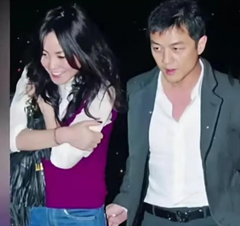 2007年，王菲和李亚鹏逛街时，.一张温馨的合影，那时他们的女儿出生不久，两人非