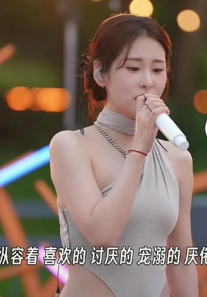 张碧晨最新穿搭“真好看吗” ，那独特下摆真像老中医怕宫寒设计的。之前娜扎穿得特别