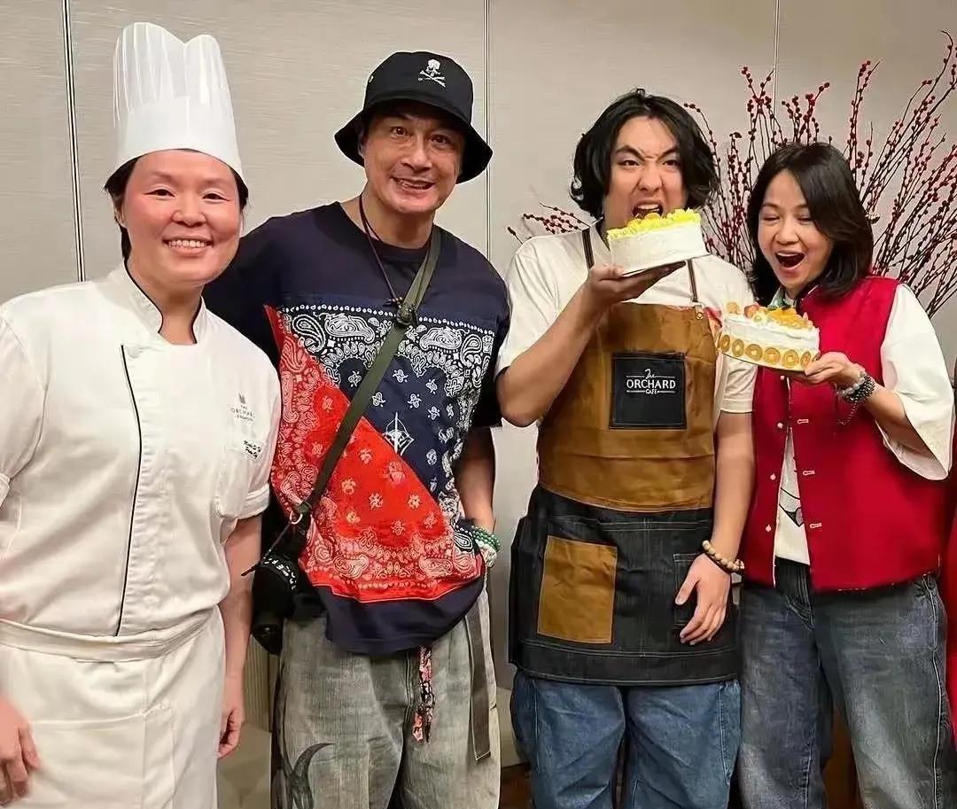 在《爸爸去哪儿》里不愿意露脸的吴镇宇老婆，还是被儿子费曼拉着出镜了。
当天的费曼