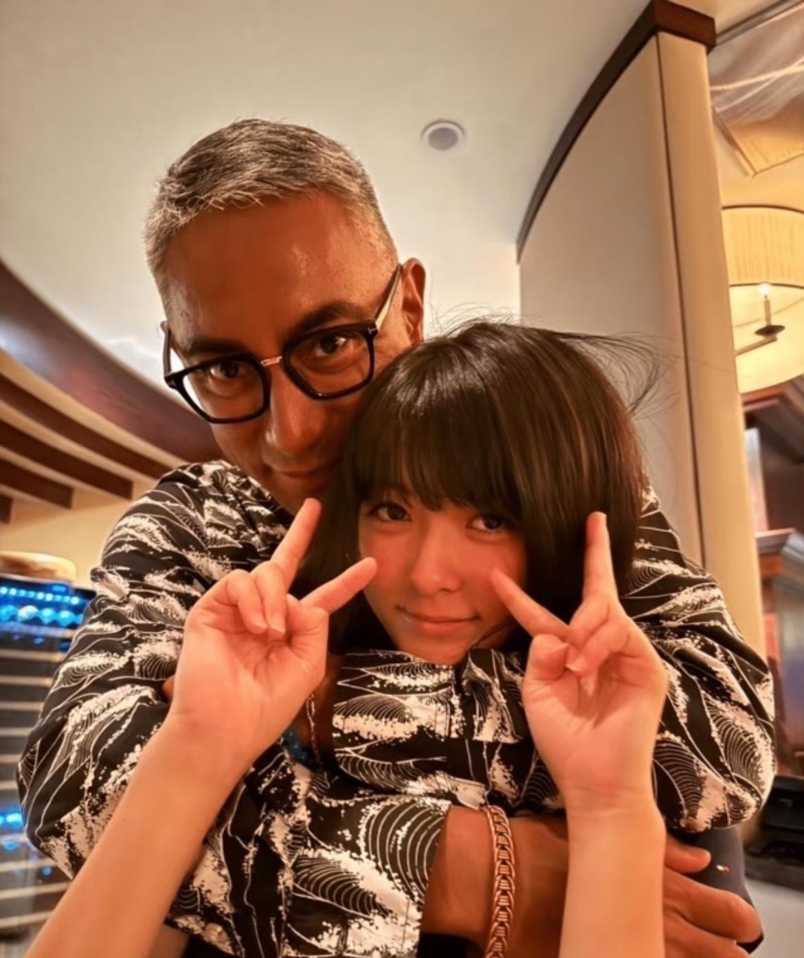 市川海老藏晒与女儿丽禾合照引争议
引起争议的点可能在于她爹还算风韵犹存，如果换脸