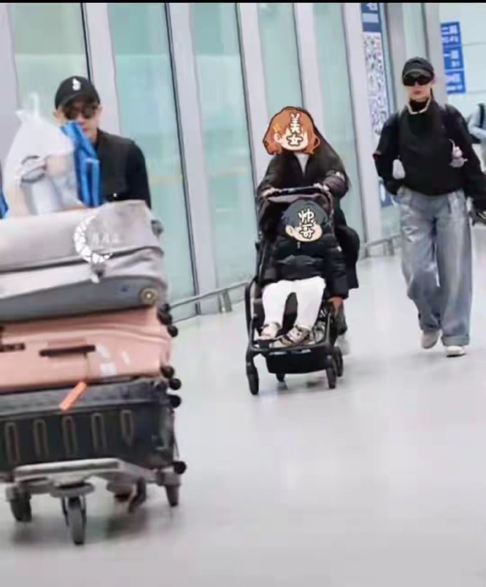 戚薇一家度假归来，10岁Lucky身高近160cm，推婴儿车被误认成保姆 ​​​