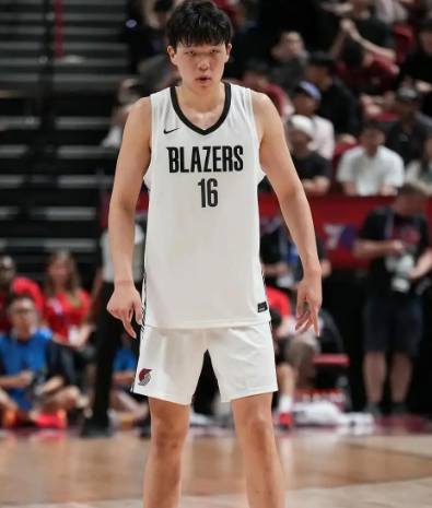 杨瀚森的问题是篮板太拉
后场板基本靠捡，前场板基本没有
进攻没人给传球，又不能靠