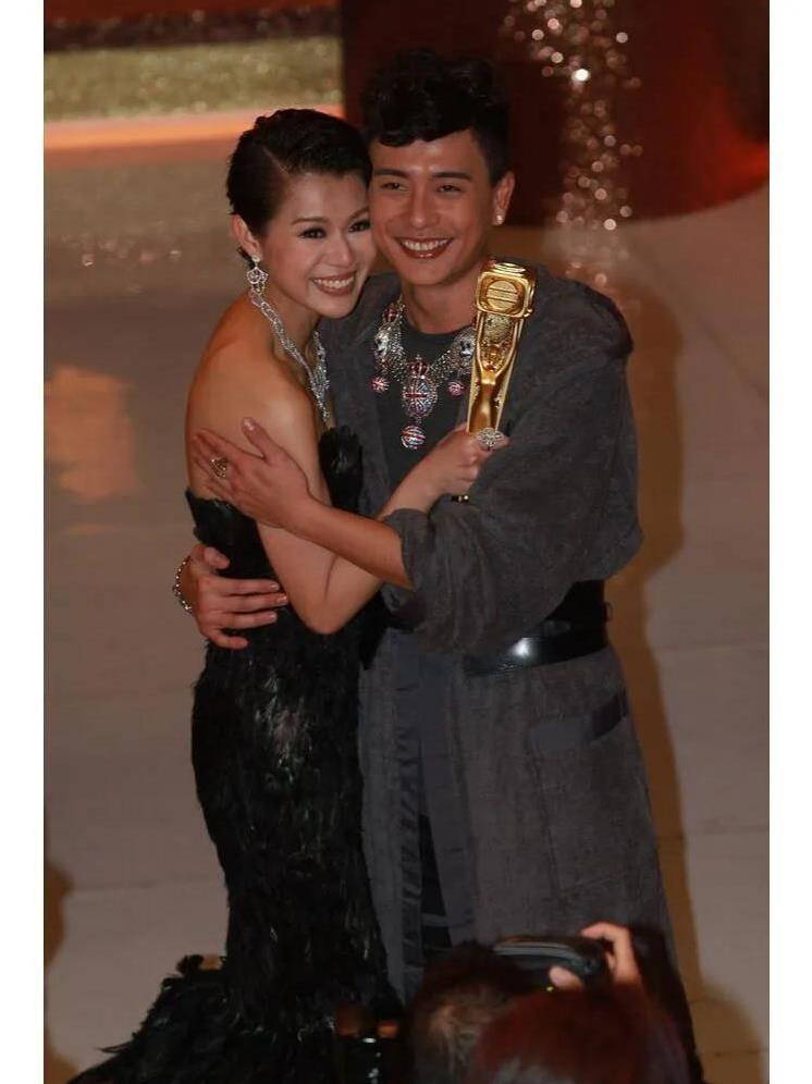 胡杏儿为何明知与黄宗泽是没有结果的，为何等了一年又一年呢？
试问一下，8年的感情