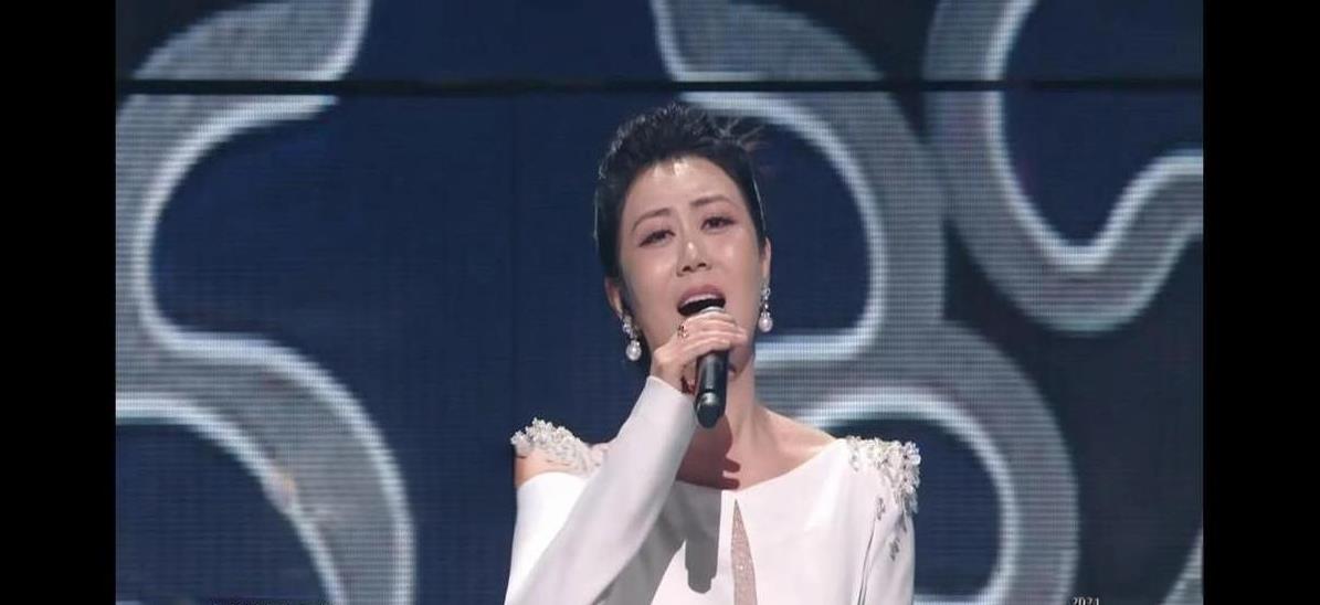 直播盛典收官夜直接炸出年度最狠幕后瓜！
某位被称“人间清醒”的大哥当着百万观众甩