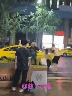 重庆人的脾气跟重庆的天气一样火爆吗？反正我挺喜欢重庆人的。
6月21日，重庆不夜