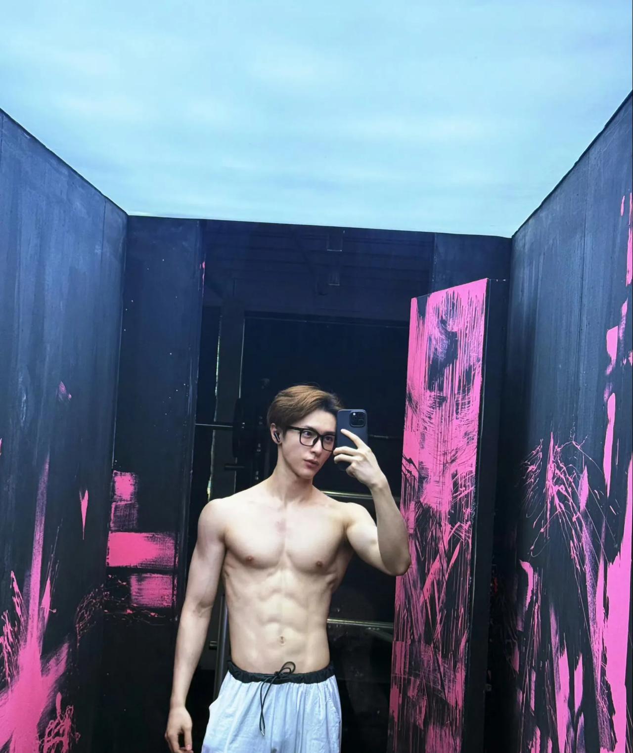 张逸杰这腹肌没白练啊！整个人看着就很man[舔屏][舔屏][舔屏]