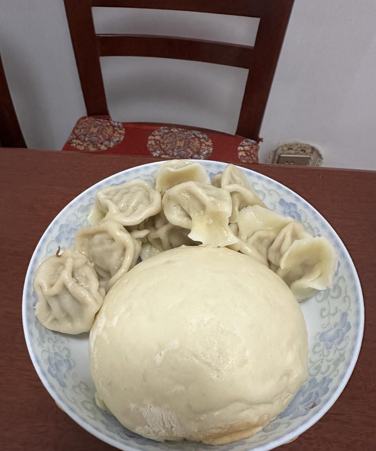 回到家乡，正巧赶上了雨季，雨声潺潺，像住在溪边。
一整个夏天，老家热得像蒸笼，弟