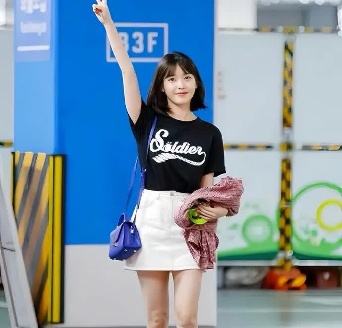 李知恩iu 短发的iu腿型很美啊[舔屏] ​​​