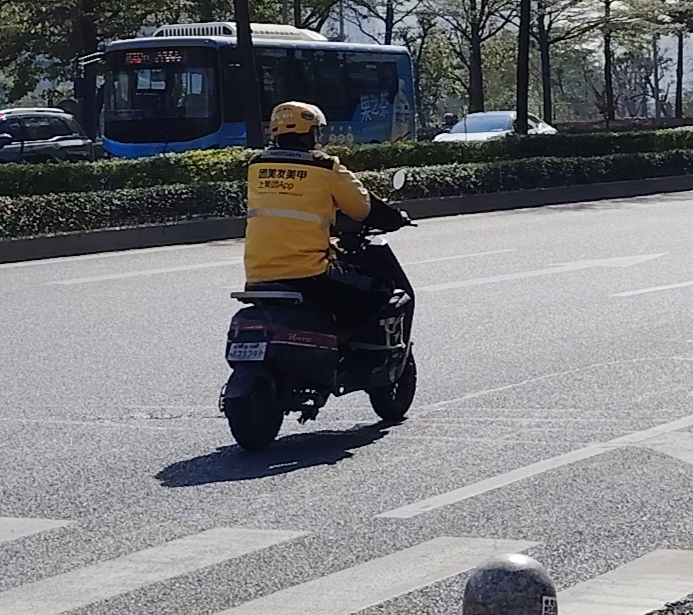 有人说跑外卖既能赚钱又能看风景，好像是一举两得的事情，但前提是跑单时间上宽松，不