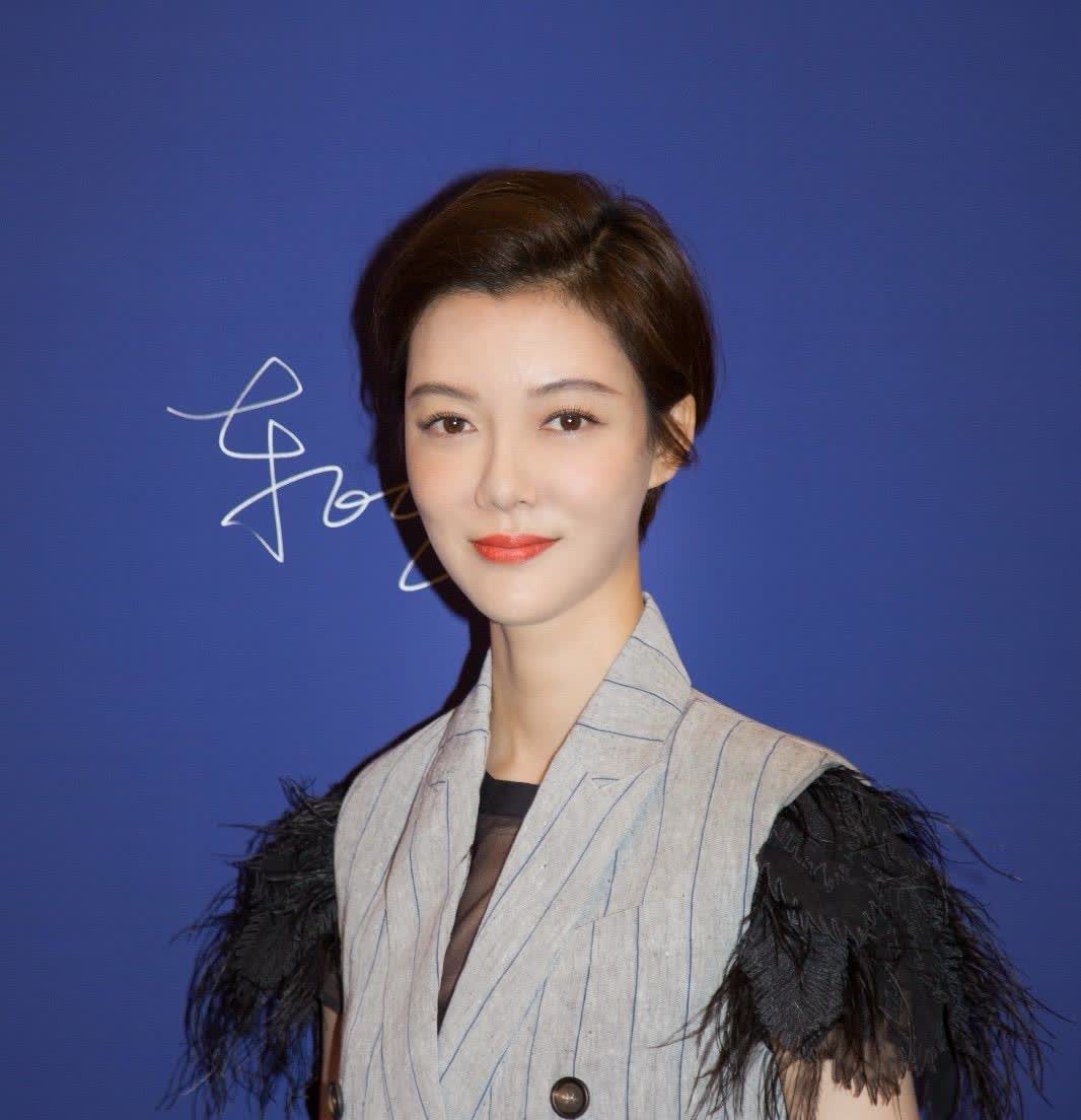 鲜花插在“牛粪”上的16位女明星,个个肤白貌美,不知道图个啥?
一、章子怡与汪