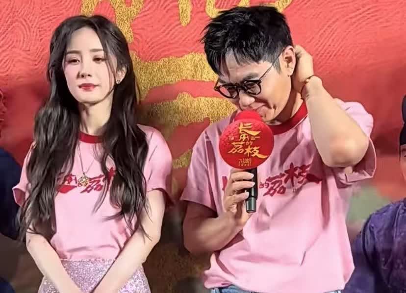 发现了杨幂和大鹏的秘密！


他应该是喜欢杨幂的，不信你就看他站在杨幂身边