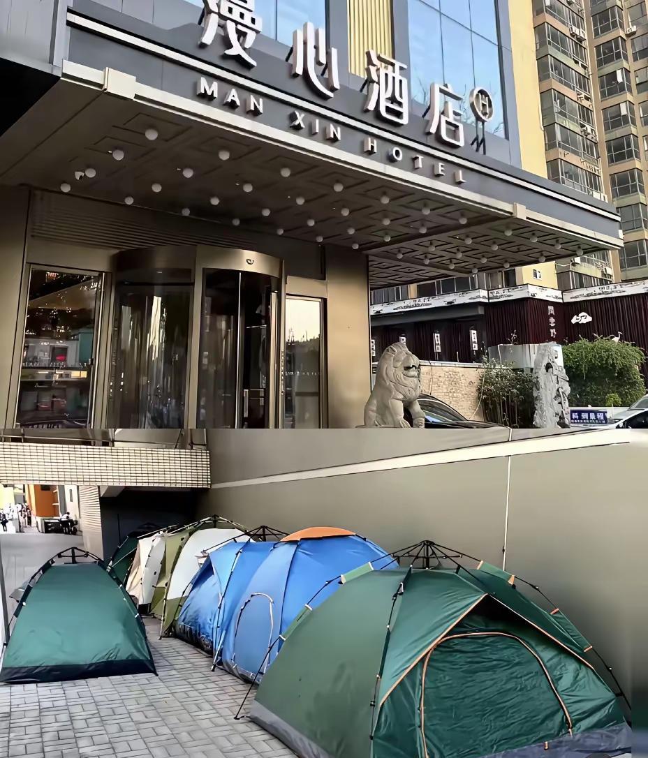 一边是酒店涨价，一边是年轻人晚上住帐篷。
有人说：景德镇90元的酒店涨到1000