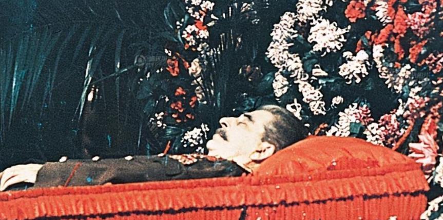 1961年，斯大林坟墓被挖开，军官们将其从水晶棺中抬了出来，迅速剥去他军服上的金